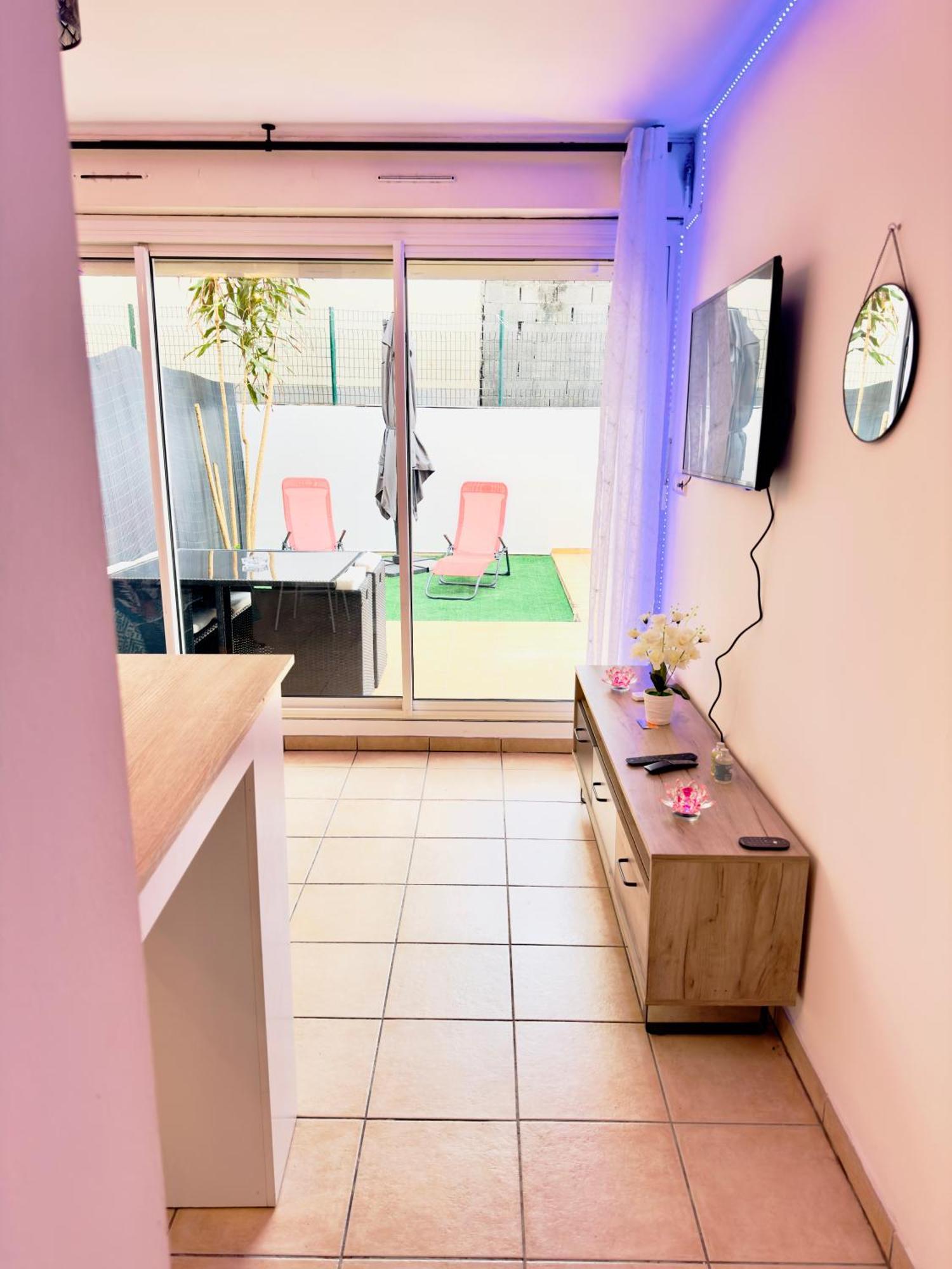 Le Petit Oasis Apartment แซงต์-เดอนี ภายนอก รูปภาพ